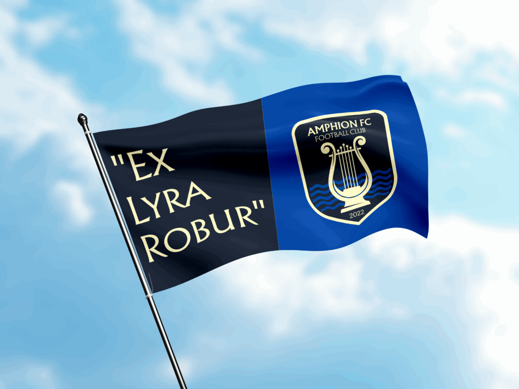 Drapeau officiel du club de football Amphion FC flottant dans le ciel, affichant la devise Ex Lyra Robur et le blason à la lyre.