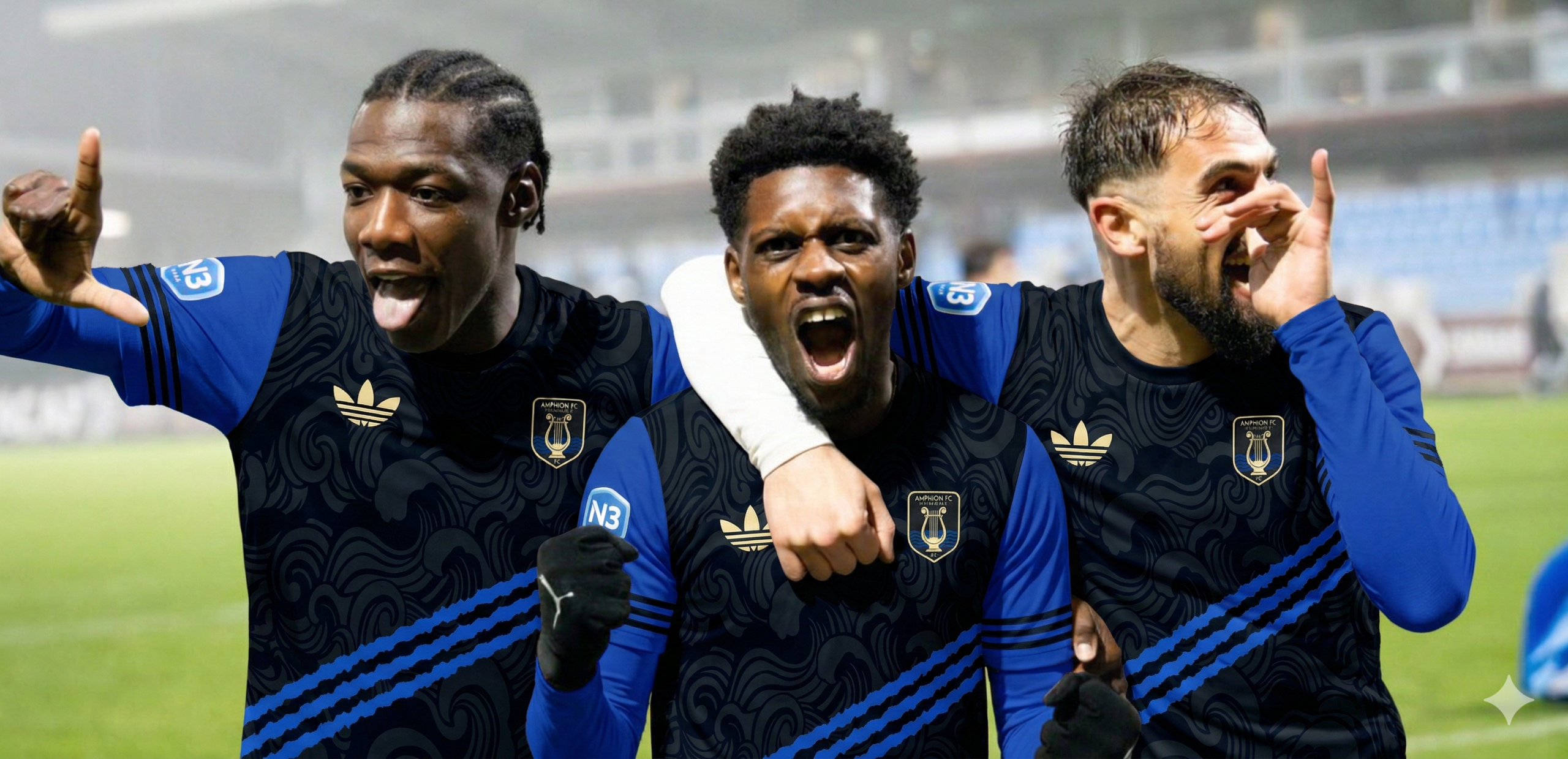 Trois joueurs de l'Amphion FC célébrant avec passion sur le terrain, vêtus du maillot extérieur bleu nuit.